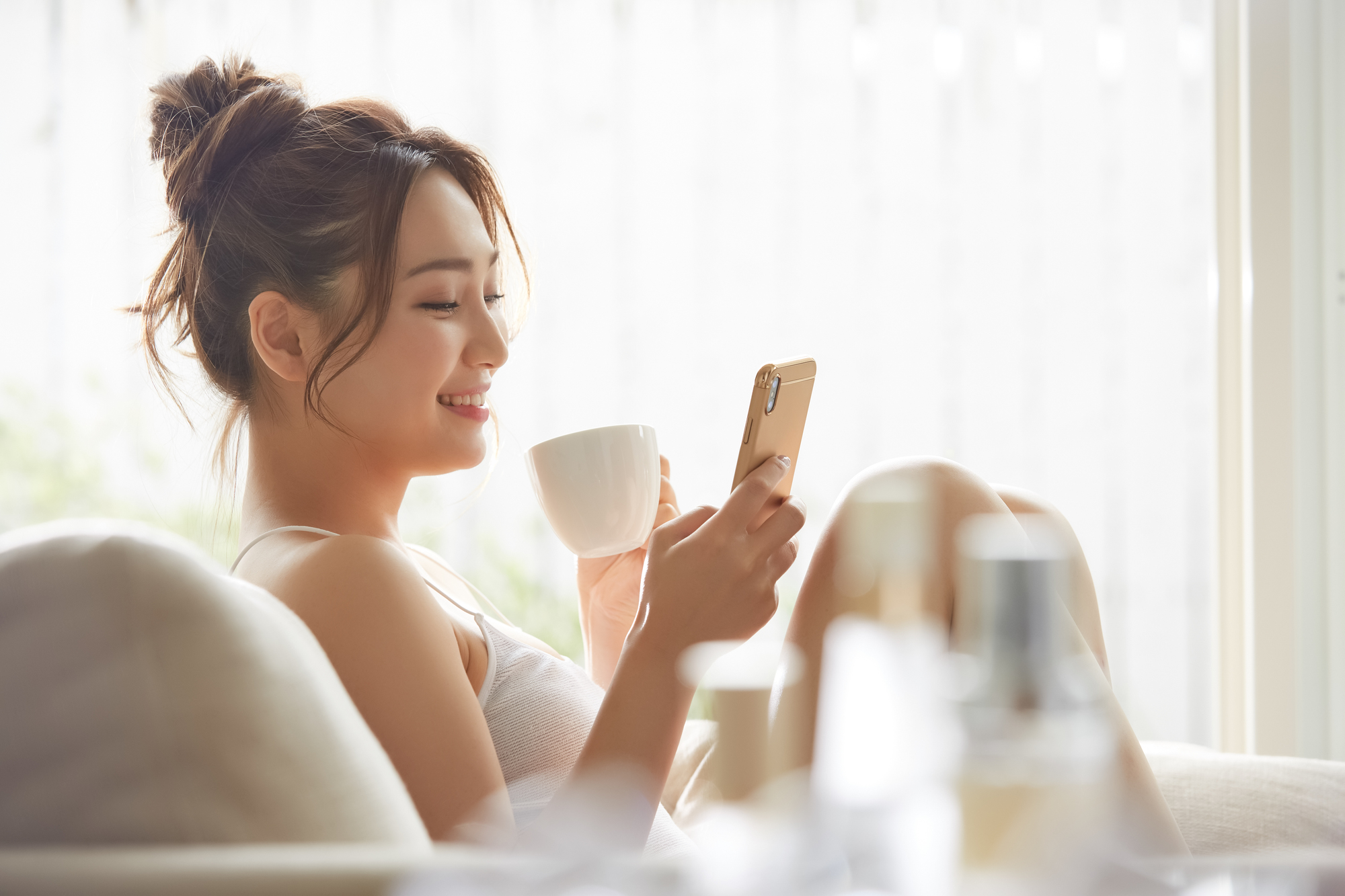 スマホを触る女性